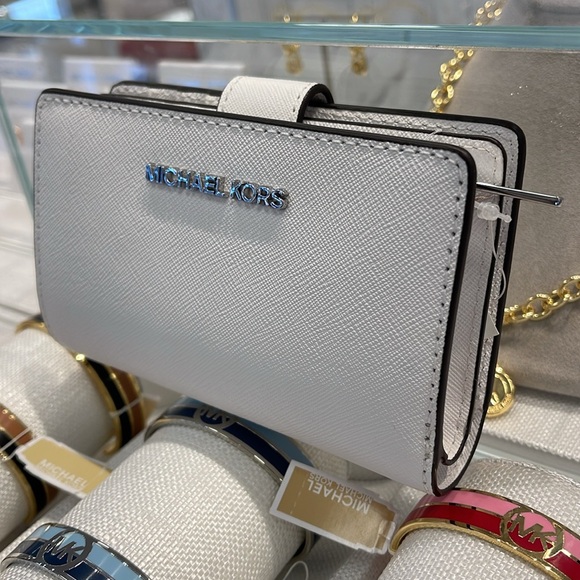 Michael Kors Medium Saffiano Leather Bifold Wallet
Optic White
NWT - Picture 2 of 16